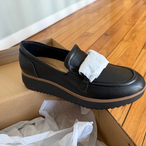 NWT Clarks Black Loafers with Glossy Chain Accent - Picture 10 of 16